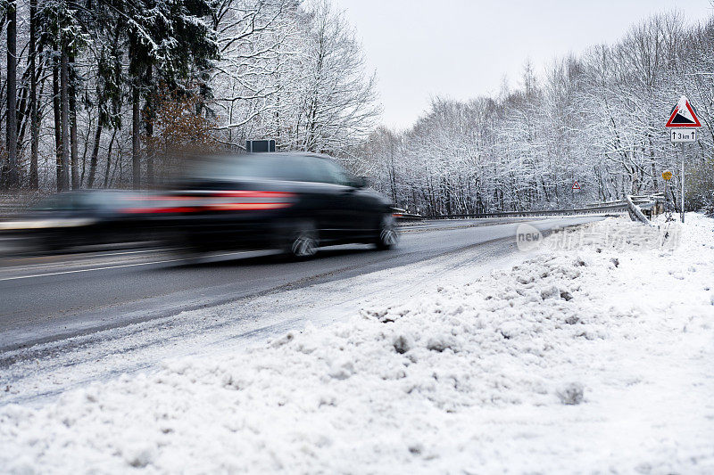 道路上冰雪覆盖，冬季行车状况良好