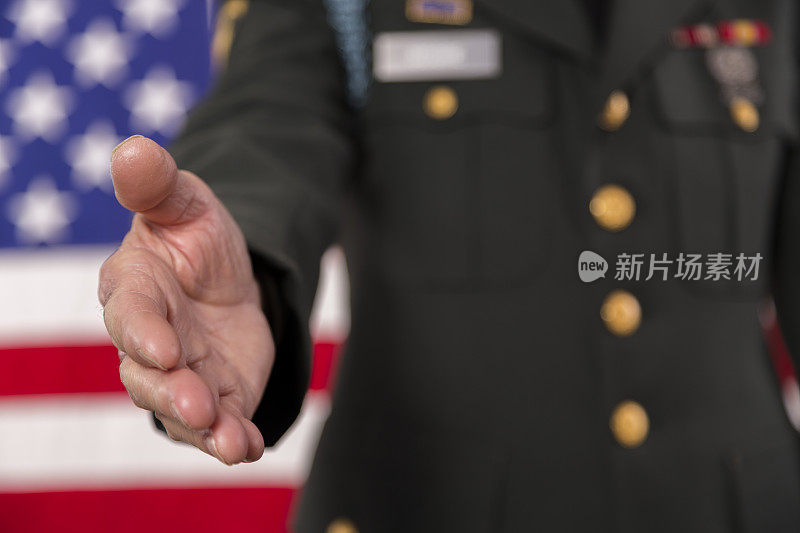 军队。一位军官伸出手来握手。