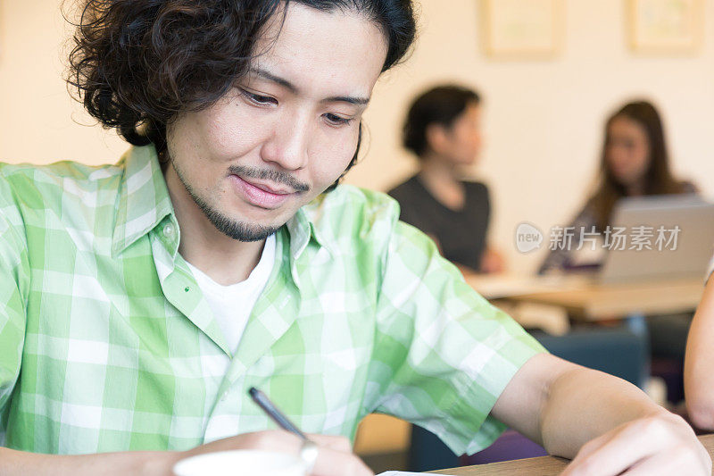 教室里的日本学生