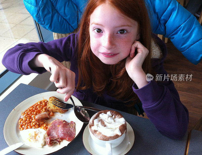 一个女孩在吃早餐