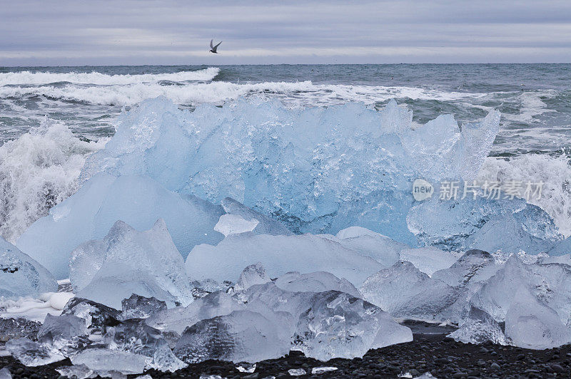 冰岛Jökulsarlon冰川泻湖上的冰山