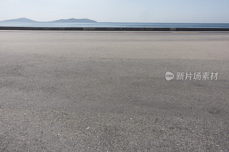 海滨背景的沥青地面空间