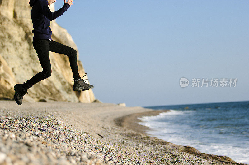 孩子在海滩上跳