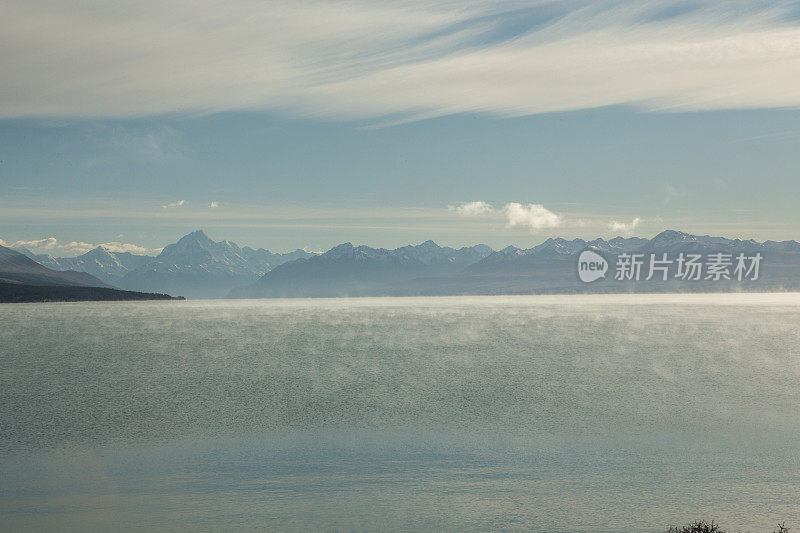 美丽的普卡基湖和白雪皑皑的库克山