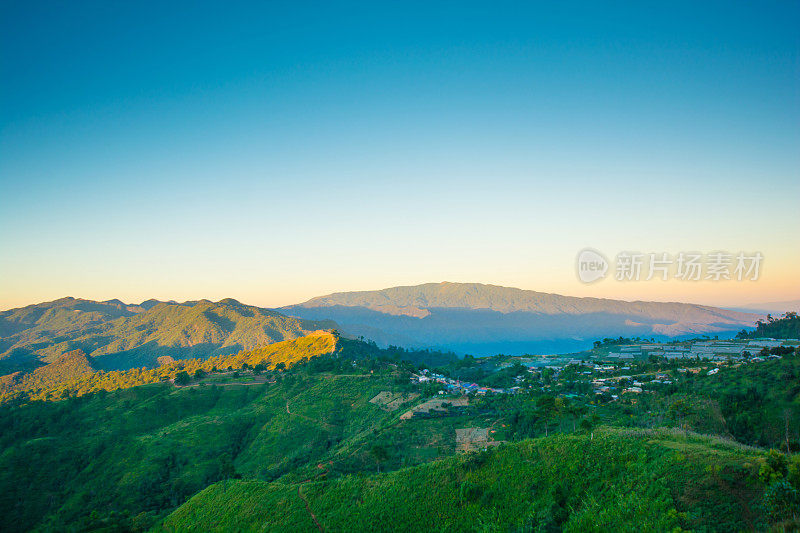 泰国北部的全景日落山景