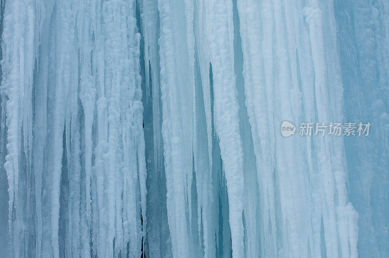 蓝色冰洞里的冰柱