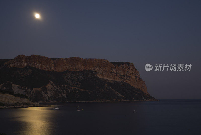 夜空明媚的海景