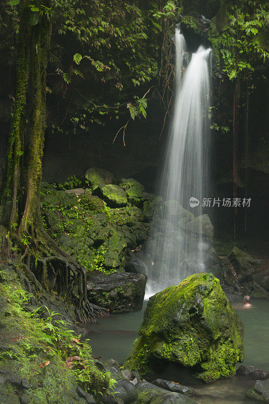 宁静的翡翠池瀑布在多米尼加