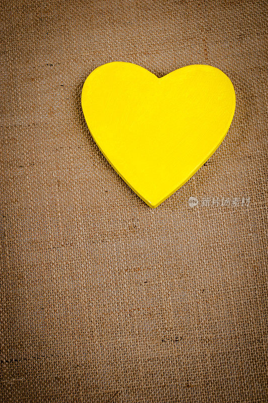 粗布上的黄色爱心