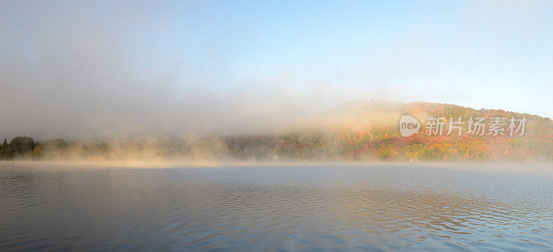 日出时魁北克苏必利尔湖上空有雾