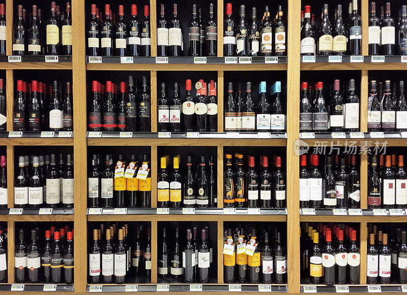 酒类商店货架上堆放着南非葡萄酒