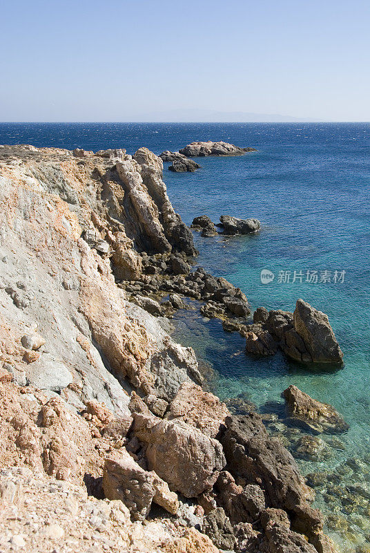 基克拉迪群岛的岩石海岸和深蓝色海洋