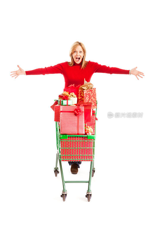 快乐的圣诞购物者与购物车和礼物在白色