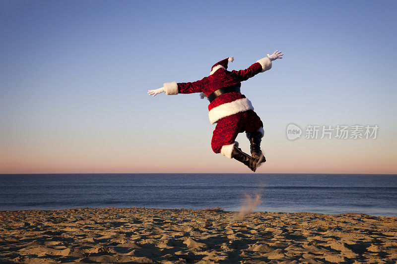 圣诞老人在海滩度假快乐