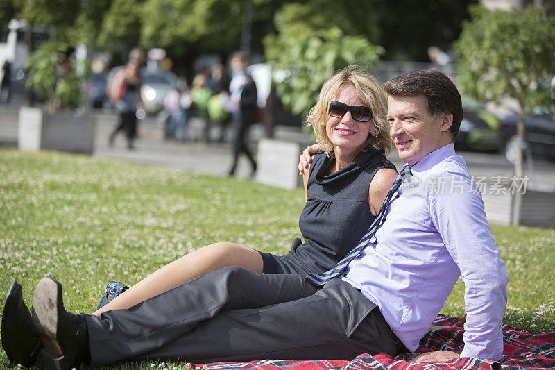 商务夫妇在城市公园放松