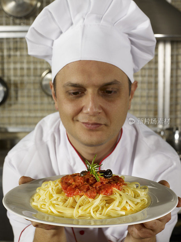 厨师提供意大利面