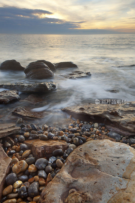 多岩石的海岸线