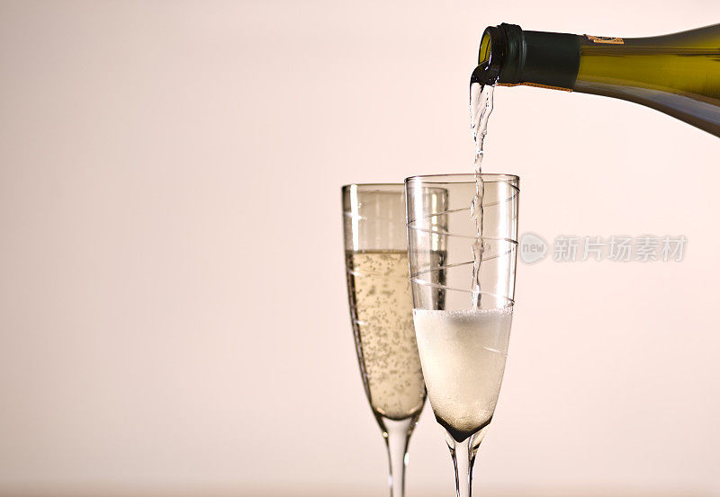 庆祝香槟派对新年成功两杯