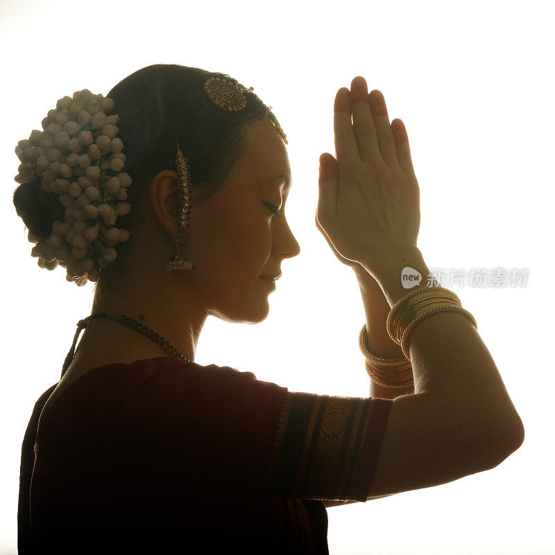 祈祷的印度女舞者