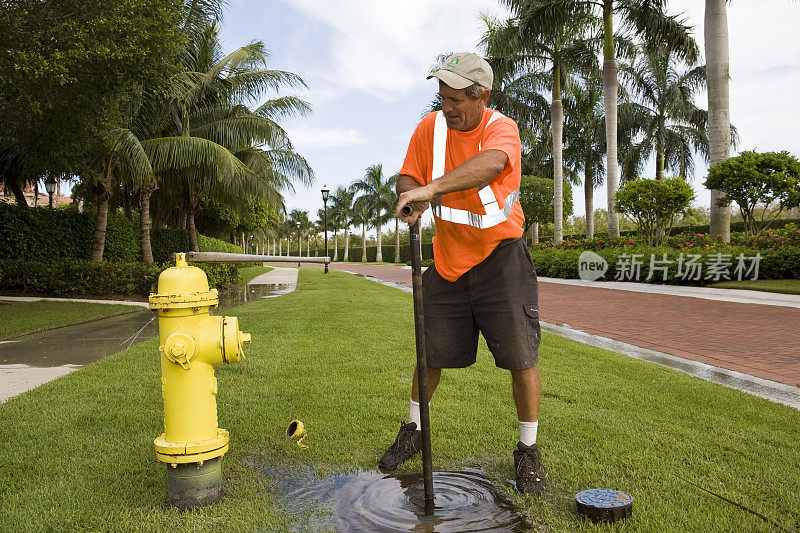 水务局现场技术员修理消火栓