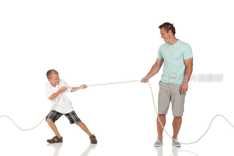 男孩和他的父亲玩拔河