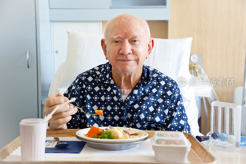老人病人在医院吃午饭