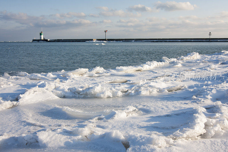 白雪覆盖的海滩