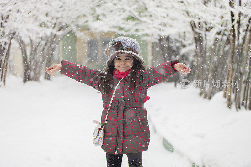 雪和孩子