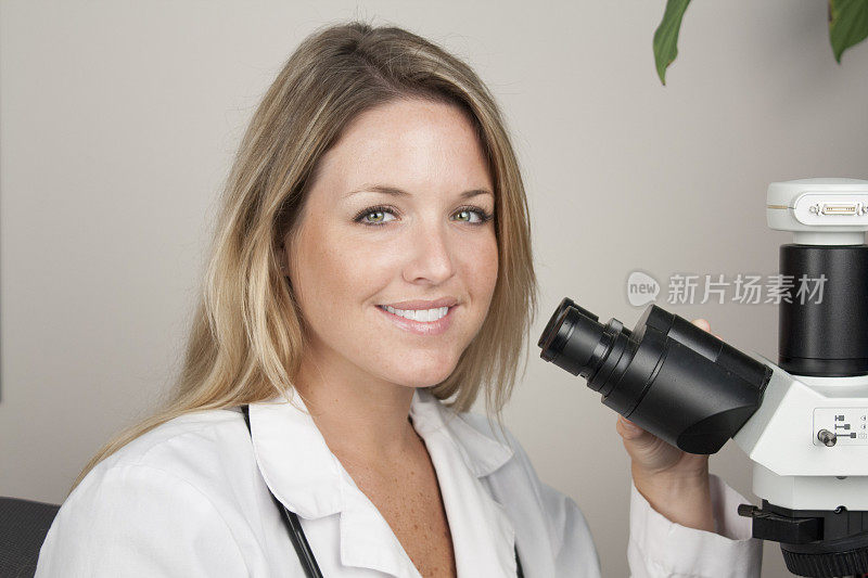 用显微镜做医学研究的女人
