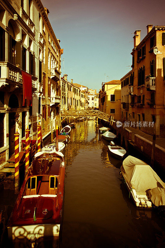 日出时分的威尼斯运河