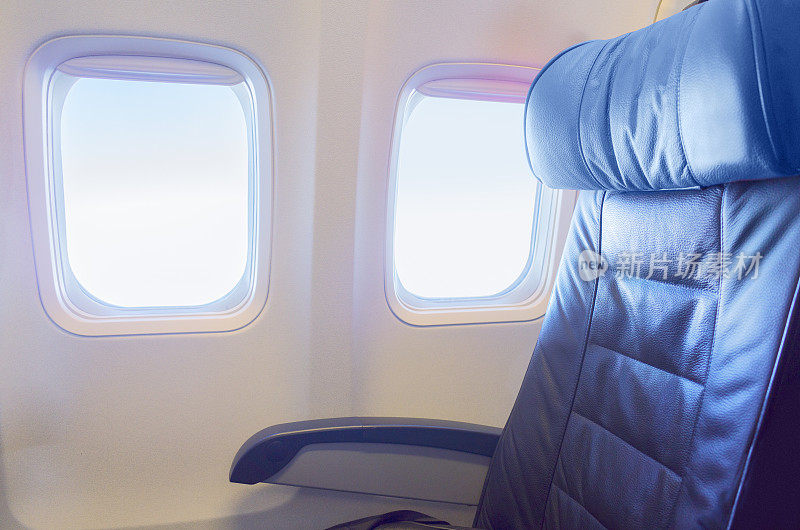商务客机上靠窗的空座位