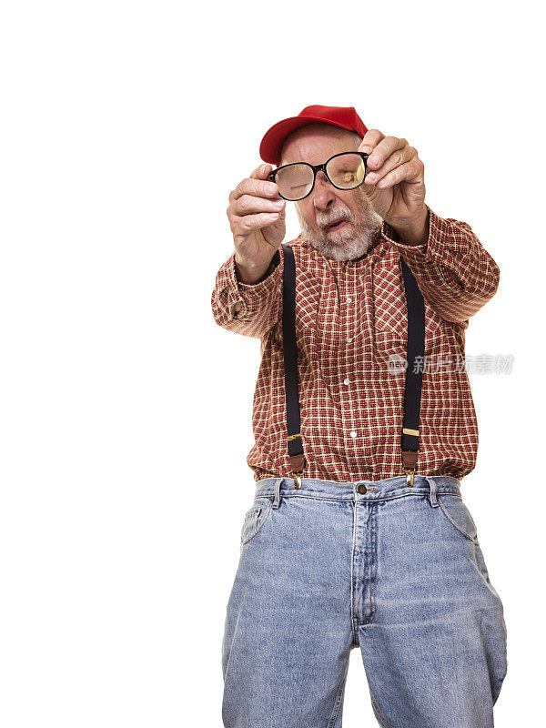 视力受损的乡下人红帽子吊带裤带检查眼镜的乡下人