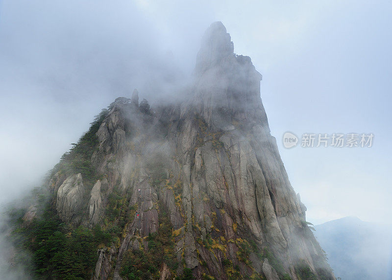 在陡峭的山上爬山的游客02