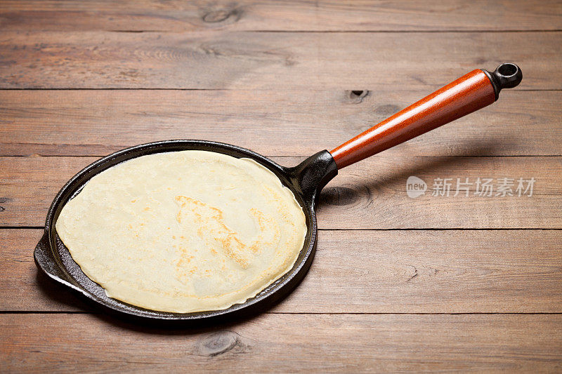 煎饼在旧木桌上烹饪