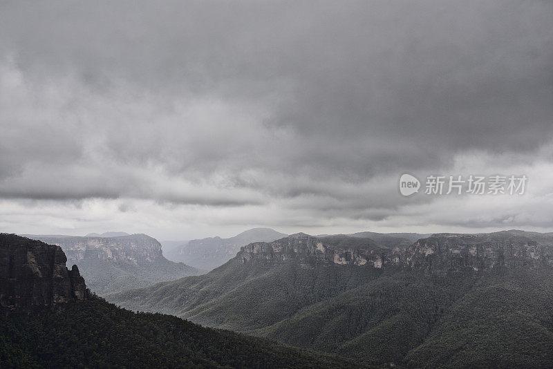 雨中的蓝山