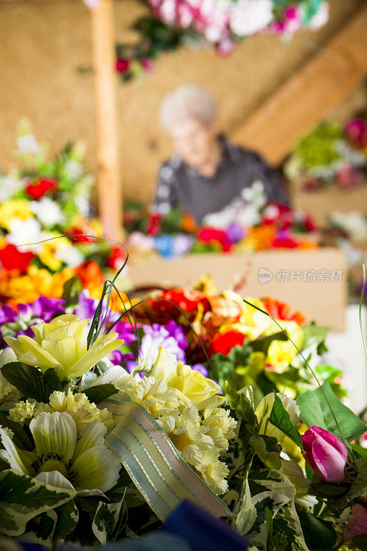 高级女企业家花卉设计师在她的车库店工作。