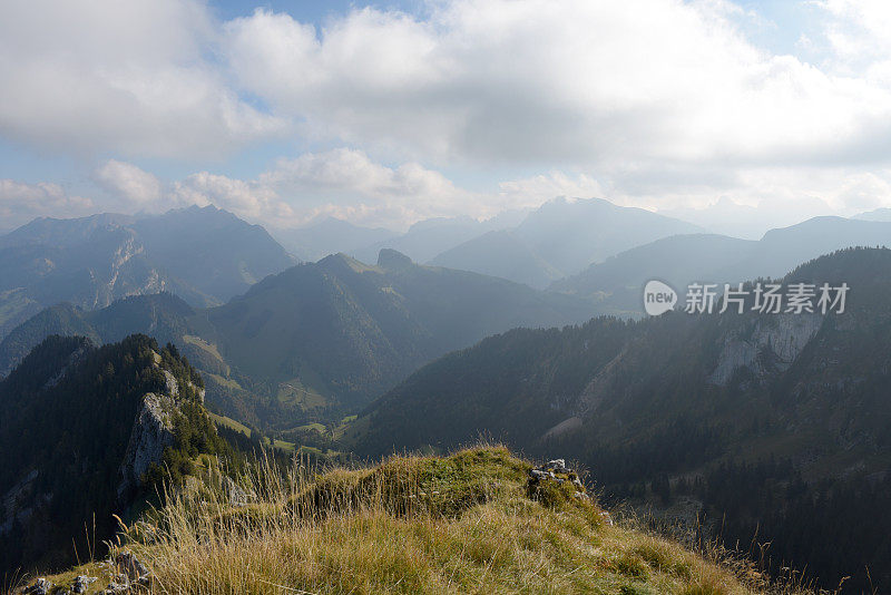 格鲁耶尔和阿尔卑斯山的风景