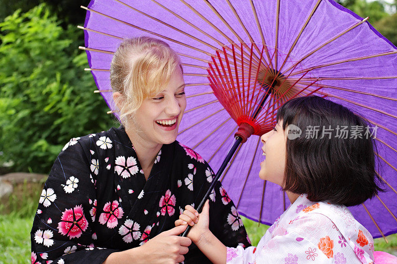 两个笑着的女孩穿着日本和服