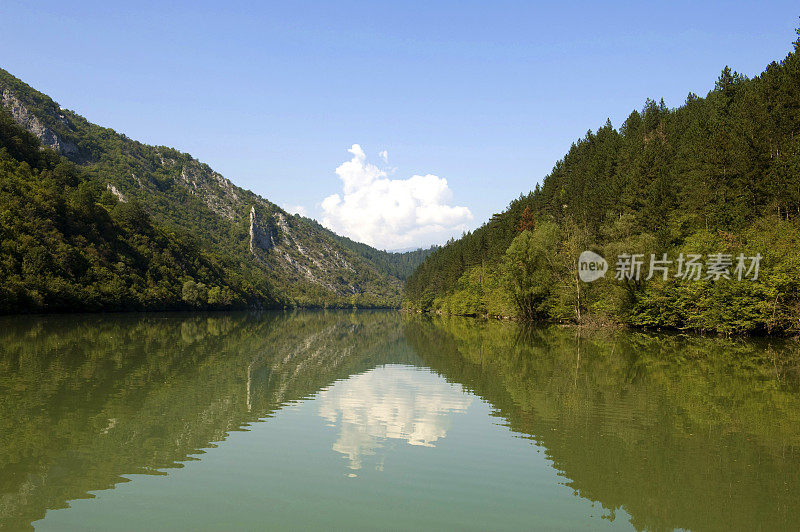 波黑壮丽的德里纳河四周群山环绕