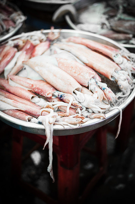 越南湄公河三角洲荣隆市场的鲜鱿鱼