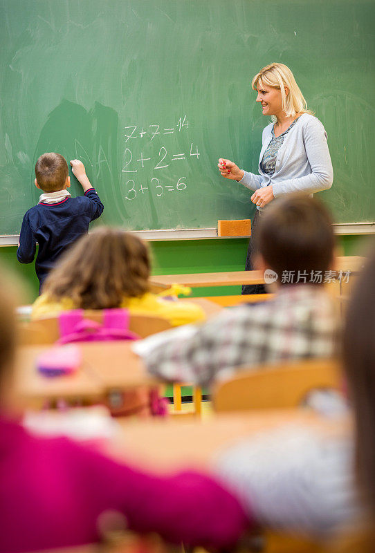 小学生在教室里上数学课。