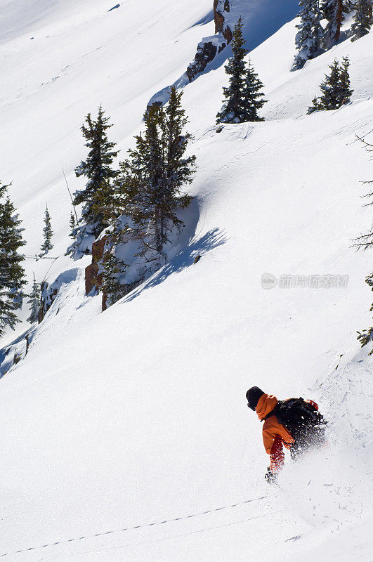 Backcountry滑雪者在科罗拉多落基山脉滑雪粉末