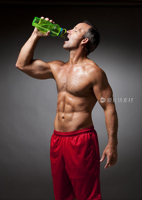 健身:成熟男性饮水