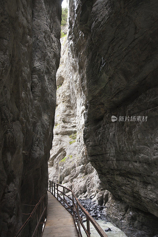 在瑞士阿尔卑斯山的格林德沃冰川峡谷