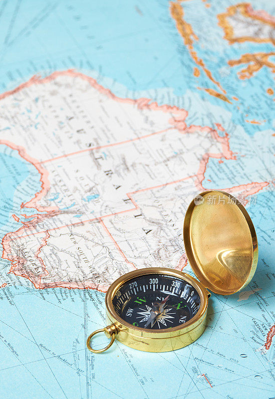 复古指南针和澳大利亚复古地图
