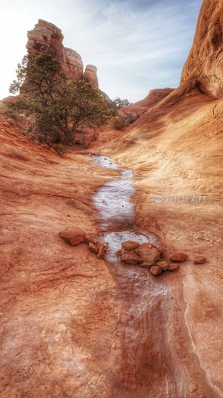 融化的雪水径流，拱门国家公园，犹他州