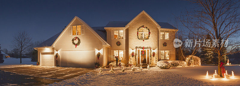 特别节日晚上用圣诞灯饰、蓬松的雪花装饰家里