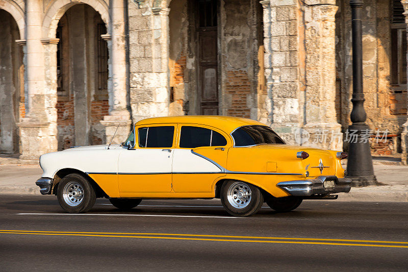 在古巴哈瓦那沿着马勒孔高速行驶的老式美国汽车