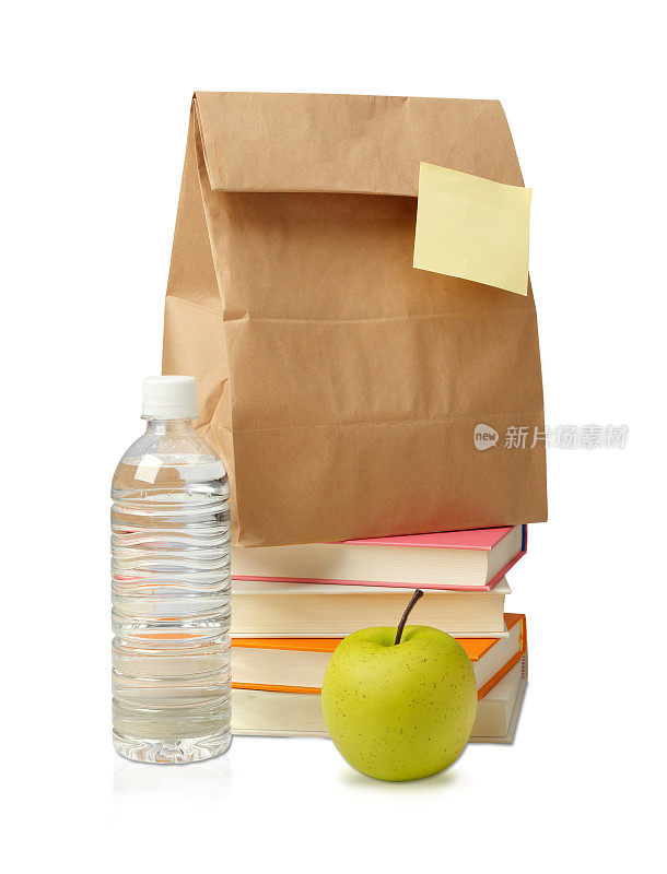 午餐袋，有苹果，水和书。