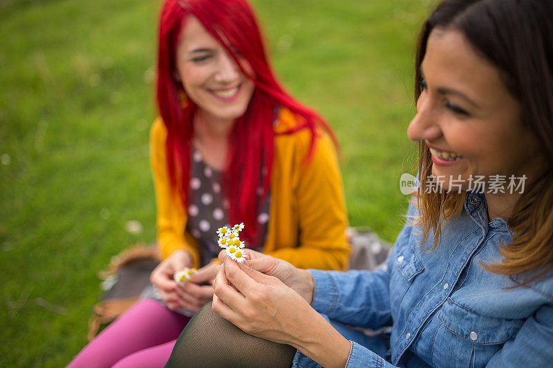 嬉皮士女孩们笑着摘花